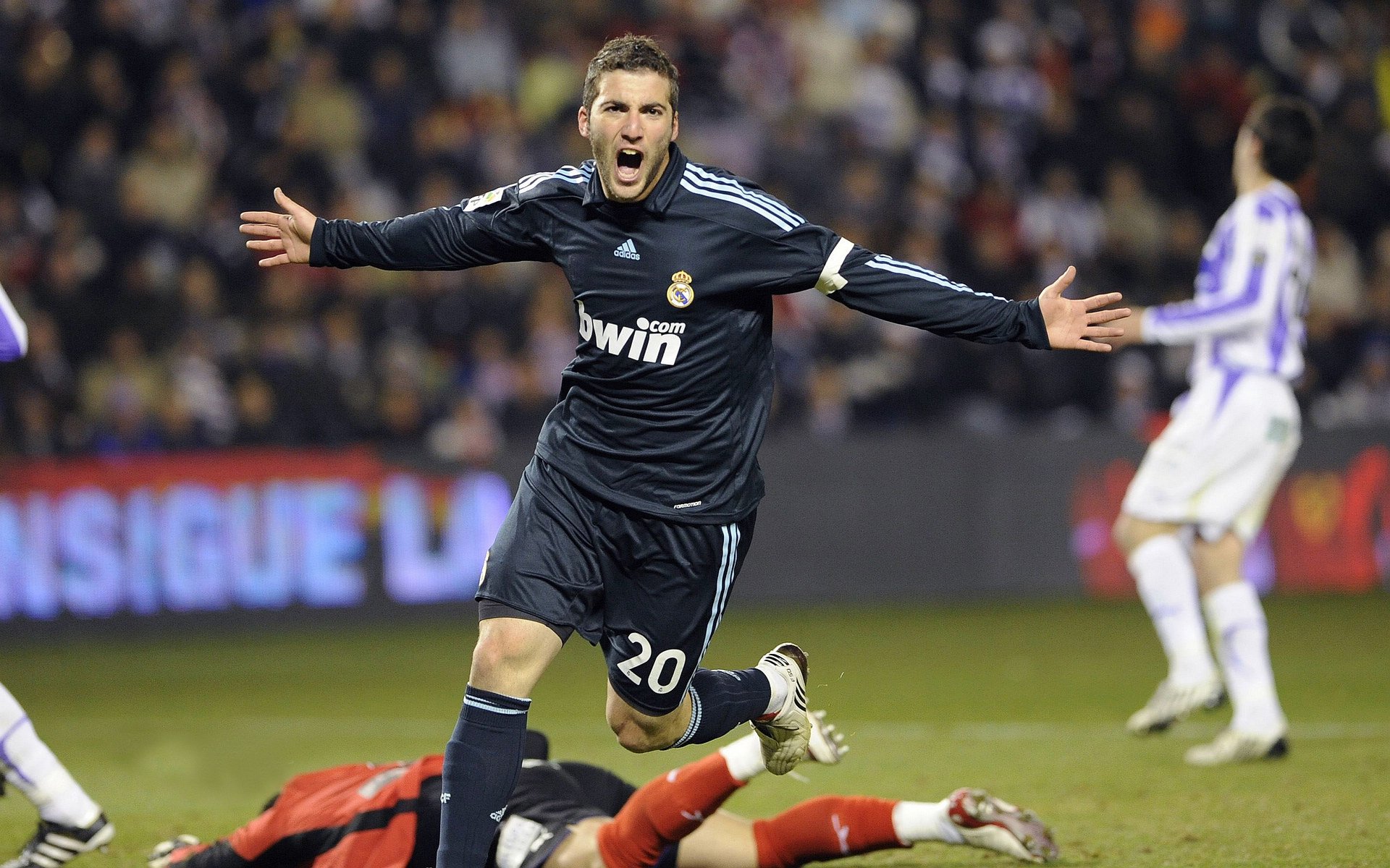 爱游戏官方-强强对话，两支球队在激烈争夺胜利，两支相同风格的球队交锋,会更加精彩