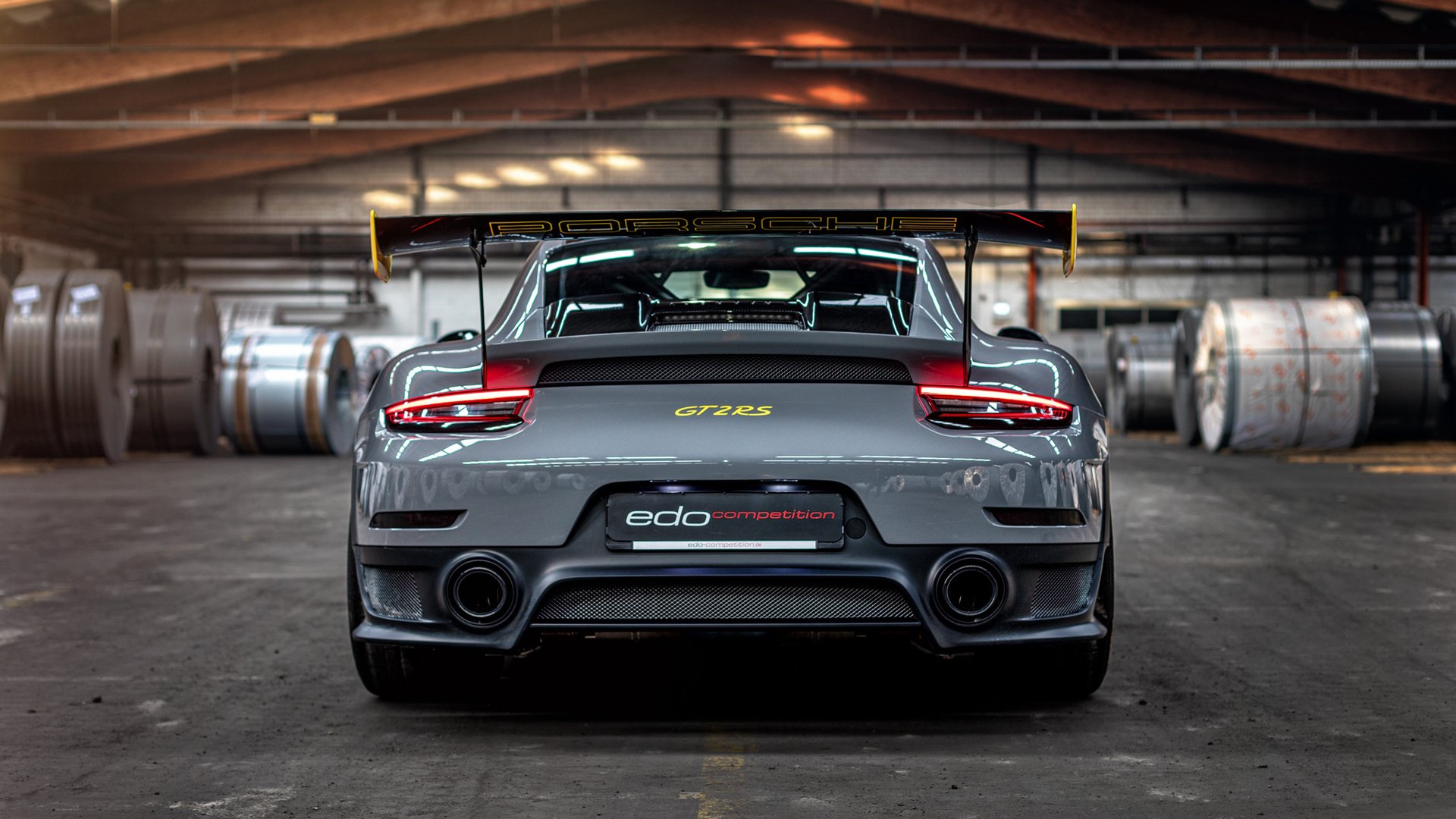 青少年足球训练营引入国际先进的训练理念和设备,青少年足球训练体系